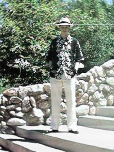 felt fedora, Black and white patent leather dress shoes, linen trousers, 100% cotton shirt.  Comfy.